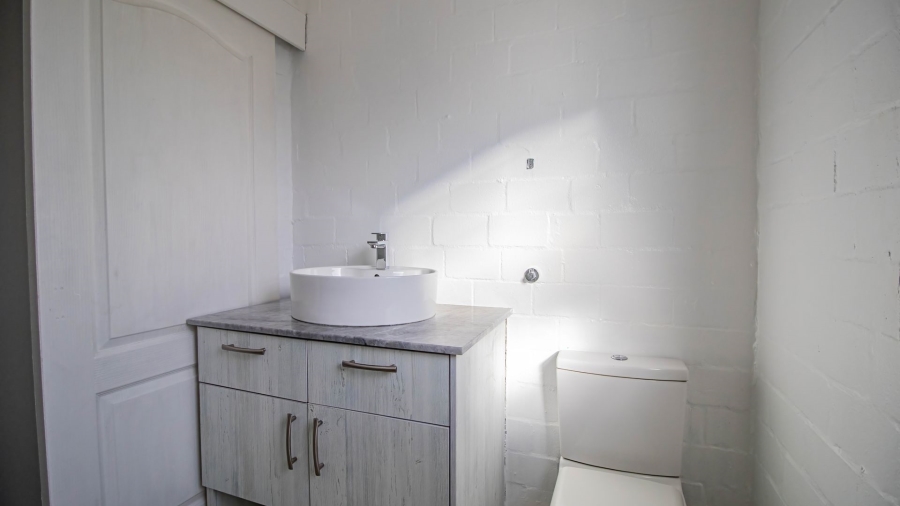 4 Bedroom Property for Sale in Hoogland Western Cape